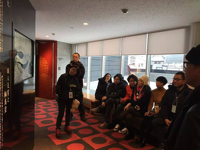 代表團(tuán)在輪島塗會(huì)館觀看學(xué)習(xí)輪島塗制作技法教程片.jpg