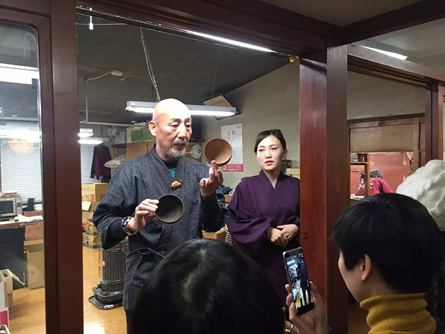 髹漆匠人坂本雅彥向代表團(tuán)介紹輪島塗的技法.jpg