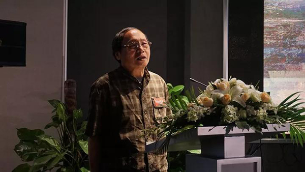 上海市美術(shù)家協(xié)會漆畫工作委員會主任、華東師范大學(xué)美術(shù)學(xué)院尹呈忠教授在開幕式上致辭.jpg