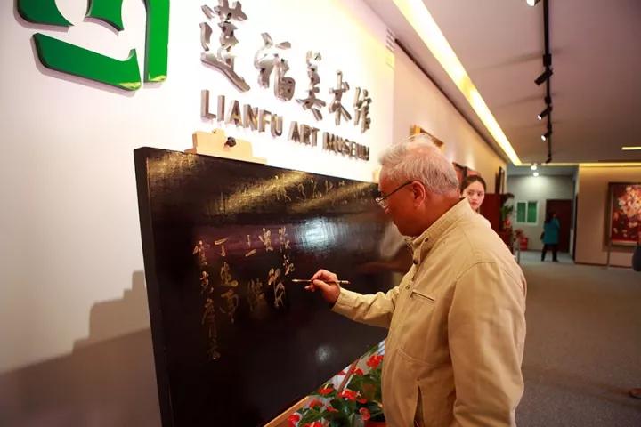 嘉賓（中國海峽兩岸關系協(xié)會副會長張銘清）在“漆水流觴”漆畫創(chuàng)作畫板上簽字留念.jpg