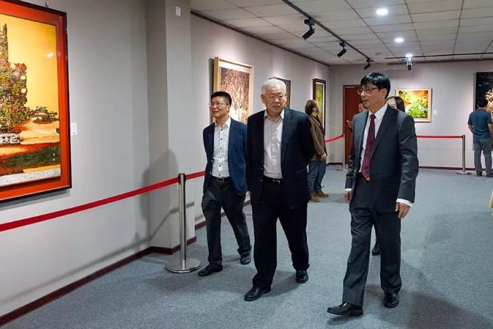 蓮福文化董事長葉水省陪同中共廈門市委常委、宣傳部長葉重耕（中），廈門市文廣新局黨組成員、副巡視員葉細致（左）參觀展覽.jpg