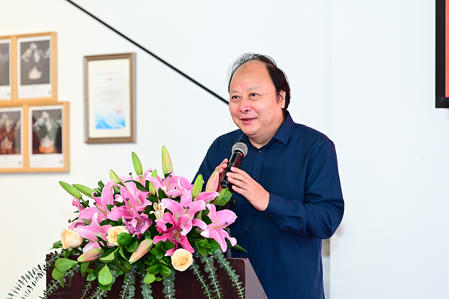 4、展覽的學(xué)術(shù)支持單位代表福建省美術(shù)家協(xié)會副主席、秘書長 趙勝利為展覽開幕式致辭.JPG